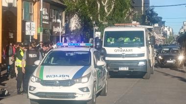 Persecución a contramano en pleno centro de Bariloche terminó con conductores detenidos en la calle Mitre