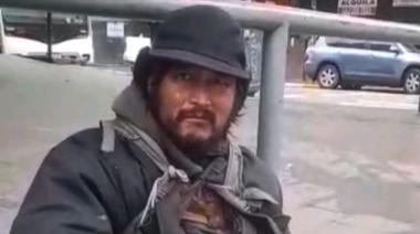 Quedan tres canillitas en Bariloche y hoy uno de ellos ofrece el póster de Messi