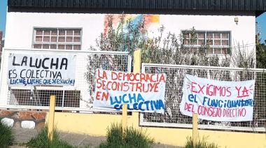 Clases en la calle para reclamar que se respete la vida democrática del instituto docente
