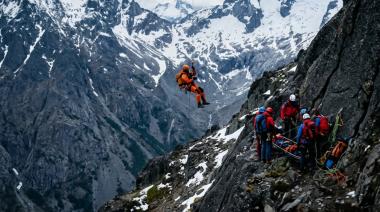 Rescatistas bajaron colgados de un helicóptero para evacuar a una persona que cayó en el Cerro López