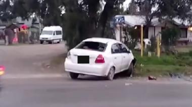 Chocó en la Bustillo, huyó y dejó una notebook y una campera tiradas en la calle