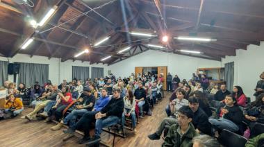 Dos sillas vacías, debate amistoso y una chicharra que se cansó