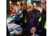 (Video) Polémica en las calles: conductora es acusada de transporte ilegal de pasajeros brasileros