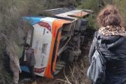 (Video) Con pasajeros a bordo: Volcó un colectivo de MI BUS camino a Catedral