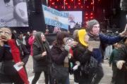 Jubilados irrumpieron en la Fiesta de la Nieve con disfraces de Milei para reclamar por sus derechos