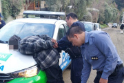 Un sujeto interceptó a una vecina, le robó la cartera y el celular, y luego fue detenido por efectivos policiales