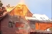 (VIDEO) Voraz incendio en una vivienda de cerro Runge provocó daños totales