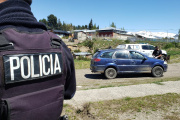 Asalto a mano armada cerca del Velódromo: un joven sufrió el robo de su celular pero la policía lo recuperó tras allanar dos casas