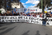 Plaza de festejo: Bariloche celebró el rechazo al veto universitario tras una masiva movilización