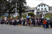 Los gremios estatales volvieron a salir a la calle y un concejal pidió al Gobierno que active el Consejo Provincial de Salud