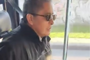 (VIDEO) Vecinos denuncian que un chofer de la línea 60 cerró la puerta sobre un adolescente y arrancó el colectivo