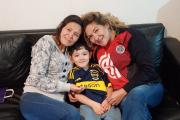 Esto es fútbol: Hinchas de River le regalaron una camiseta de Boca al niño al que le robaron la suya en el festejo del Superclásico