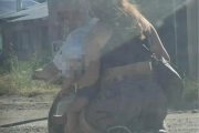 Fueron escrachados por llevar a su bebe sin casco, la mujer acusó envidia y desató las críticas en el forobardo de Bache3000