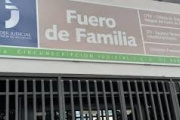 Justicia atribuyó vivienda a adolescente hasta los 21 años y rechazó pedido del abuelo paterno que reclamaba el inmueble