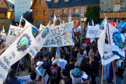 Masiva marcha contra la reforma laboral en Bariloche: sindicatos unidos exigieron frenar el proyecto de Milei
