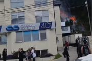 (VIDEO) Incendio de interfase detrás del Sanatorio San Carlos: evacuación y corte parcial de tránsito en Bustillo