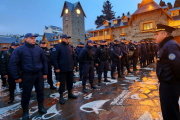 Fiestas de Fin de Año: la Provincia refuerza Bariloche con más de 100 efectivos policiales y recuerda que la guardia del Hospital Zonal estará activa