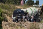 (Video) Vecinos habían advertido sobre el riesgo: camión se hunde en obra de edificios sobre morena glaciaria