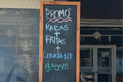 ¿Cuánto sale comer en Las Grutas? El sector gastronómico seduce a los turistas con promos y ofertas para dos personas