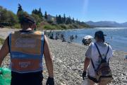 Municipio convoca a voluntarios para limpiar Playa Centenario: participaron 35 personas bajo 30 grados de calor