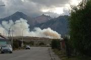 Explosiones y humo tóxico: el fuego volvió al vertedero y los vecinos denuncian abandono