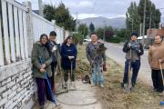 Vecinos del barrio Lera limpiaron la vereda de la escuela Ramón Jiménez