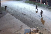(Video) Bariloche: una banda de jóvenes encapuchados entró a una casa, robó hachas y destrozó autos