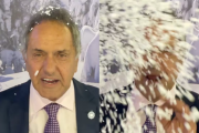 El video de Scioli con "nieve" de telgopor se volvió viral y generó polémica
