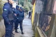 Allanaron dos departamentos en el barrio 96 Viviendas en busca de un prófugo y objetos robados