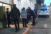 Policías en la puerta, mochilas abiertas y brazos en alto: el Don Bosco vivió un ingreso inédito bajo amenaza de tiroteo