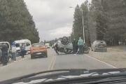 (VIDEO) Choque y vuelco en la ruta al aeropuerto: no hay heridos