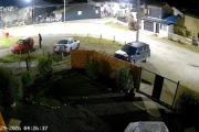 (Video) Robaron un auto "a tiro" en el barrio 170 Viviendas y los dueños piden ayuda para encontrarlo