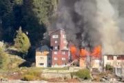 (VIDEOS) Un incendio de gran magnitud consume parte del Hotel Huemul