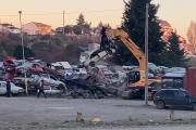 Comenzaron a compactar los autos abandonados en el playón municipal: son más de 200 vehículos