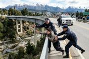 Dos policías evitaron que un joven se arrojara desde el puente del río Ñireco en Circunvalación