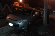 Una policía perdió el control de su auto y quedó incrustada en una estructura de cemento a metros de una garita