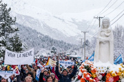 La nieve amaga, asoma y se borra: Bariloche reza por la postal blanca con un alerta amarillo como esperanza