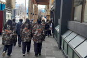 Los egresados ya se hacen sentir en el centro de Bariloche mientras la ciudad espera la nieve