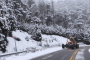 Alerta vial en la cordillera: trabajan los equipos de Vialidad en las rutas hacia El Bolsón y Neuquén