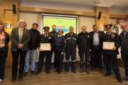 Lágrimas, aplausos y un pueblo de pie: el Concejo distinguió a seis bomberos voluntarios