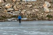 Prohíben patinar sobre lagos congelados en el Nahuel Huapi y ya labraron infracciones en la laguna Toncek