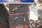 Cayó por violar una restricción de acercamiento: tenía dos armas cargadas y cocaína