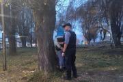 Lo detuvieron con un arma y un cuchillo mientras agredía a su pareja frente a una escuela