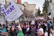 Ni Una Menos en Bariloche: una multitud marchó por el centro y encendió velas por las mujeres asesinadas