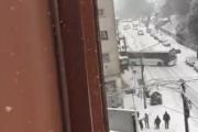 Un colectivo estudiantil chocó al menos seis autos mientras patinaba por la nieve en la calle Moreno