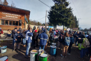 Tras un abrazo simbólico en Bustillo, trabajadores de la CNEA preparan una movilización en el centro de Bariloche