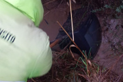 Lluvias en Bariloche: limpieza de cordones cuneta y hasta un televisor sacado de una zanja