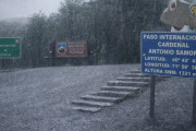 Cierran el paso Cardenal Samoré y rige alerta por lluvias y nieve en toda la región