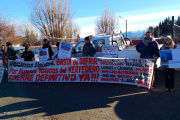 Vecinos marcharon afuera del acto por el 9 de julio para reclamar por el vertedero