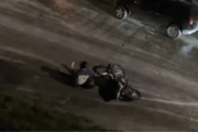 (Video) Un vecino se cayó de la moto por una calle convertida en hielo
